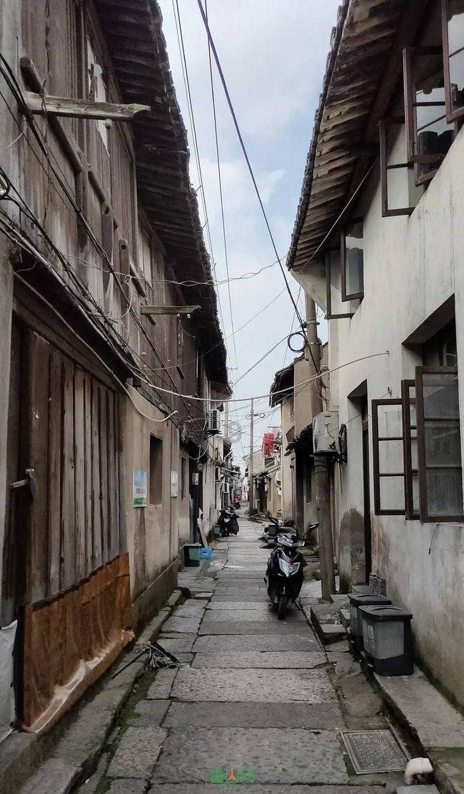 黑龙江哈尔滨:游客热情“点燃”冰雪世界